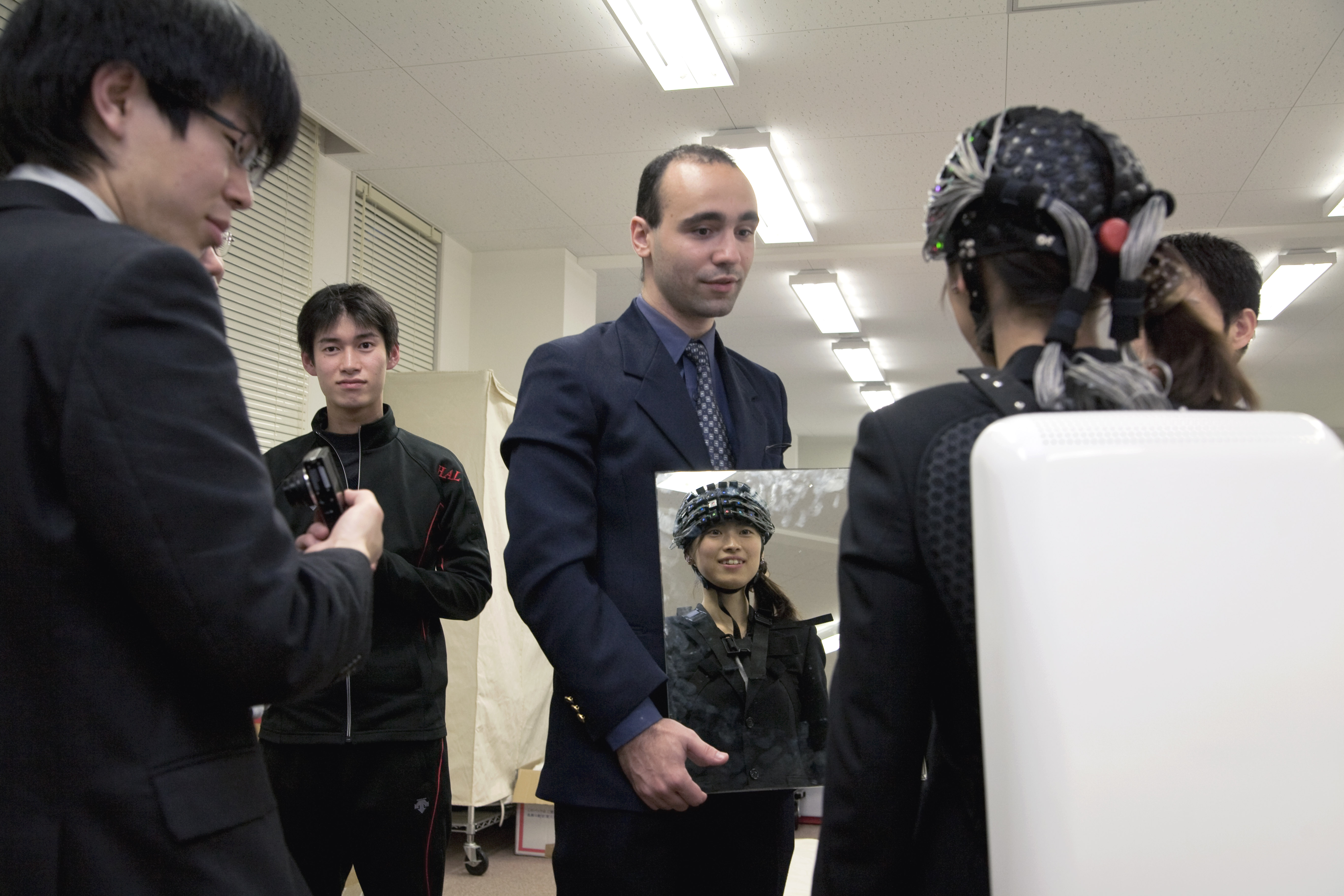 Le Professeur Sankai présente à la presse son nouveau projet d'exosquelette avec veille médicale incorporée. Departement de Cybertronics université de Tsukuba japon.