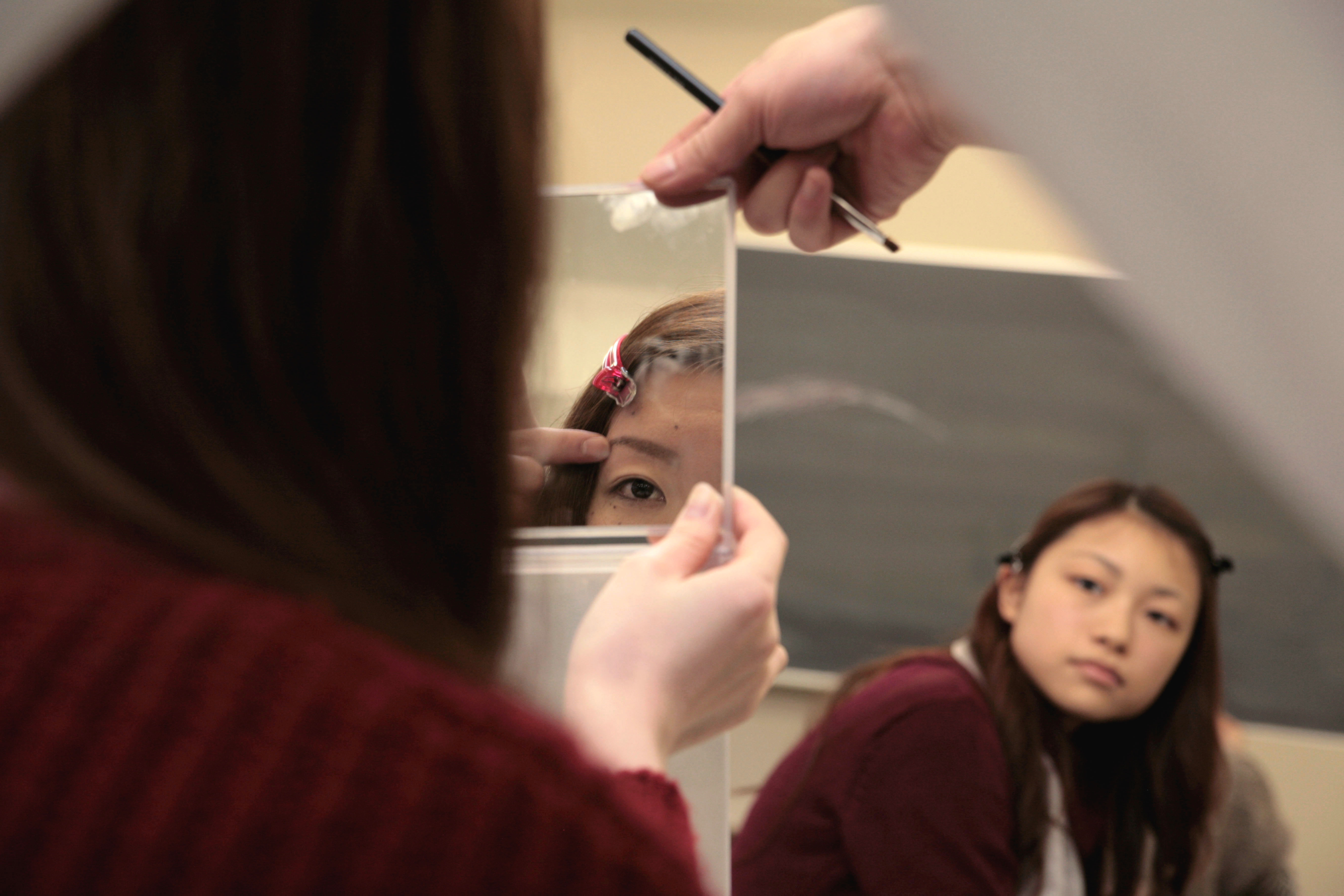 A la demande des étudiantes de l'université de Senchu Ishinomaki dans le Tohoku, Chanel a organisé des cours sur l'art du maquillage. Le premier cours s'est tenu le 18 mars dans les locaux de l'université. Monsieur Amano, chef maquilleur a donné une démonstration et des cours pratiques sur l'art de la beauté du visage.
Le Tohoku a été frappé par un tremblement de terre et un tsunami en Mars 2011. Ces catastrophes ont provoqué la mort de plus de 28000 personnes. 
Le cours a été un succès.