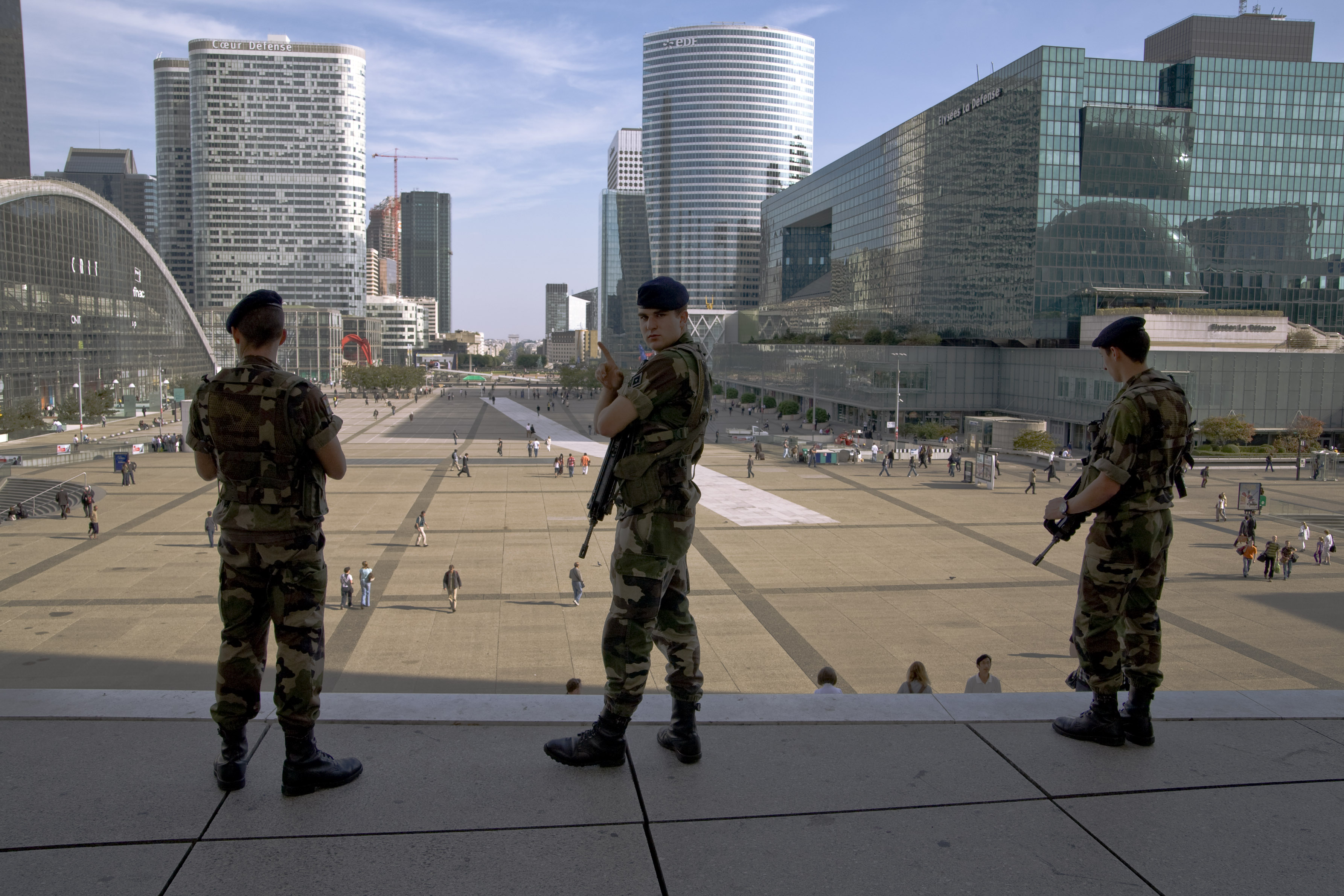 Des militaires descendent les marches de la Grande Arche. Patrouille de scurit.