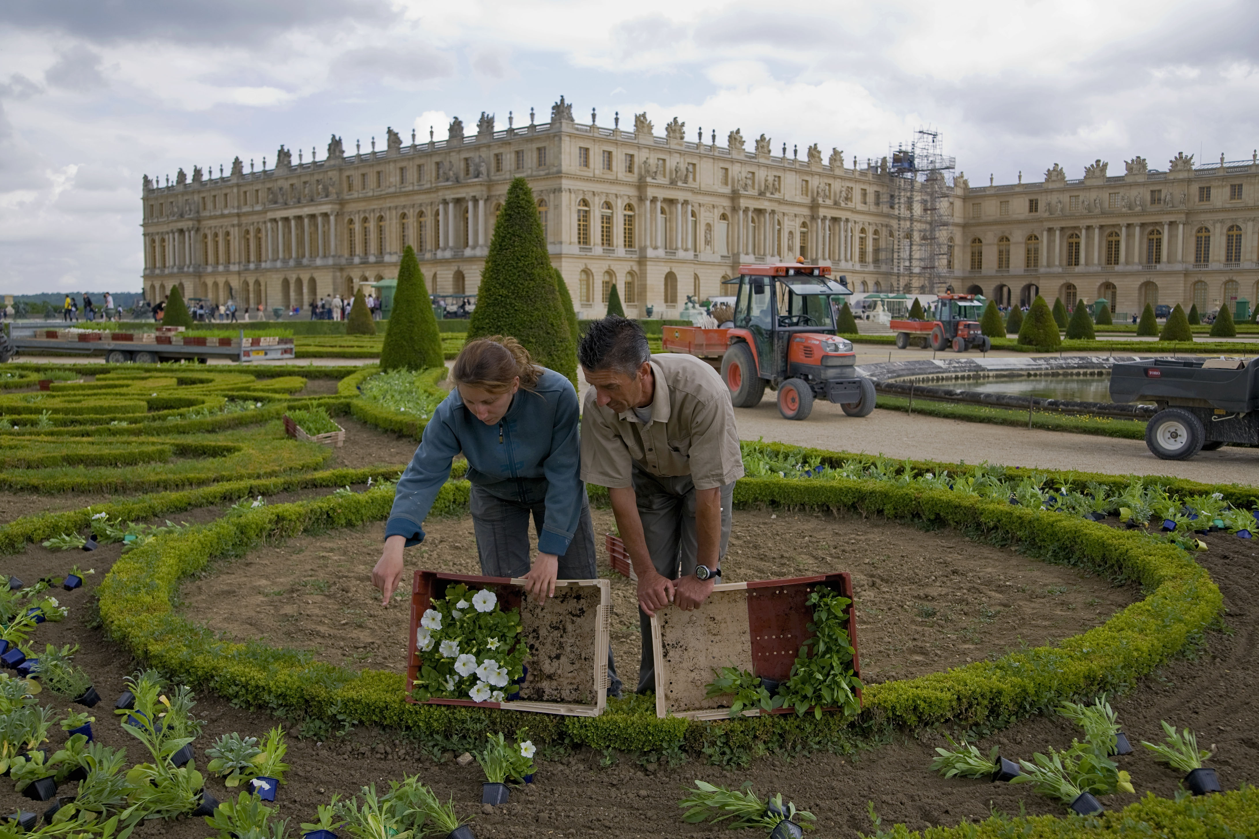 Les jardiniers du chateau plantent les fleurs dans les parterres