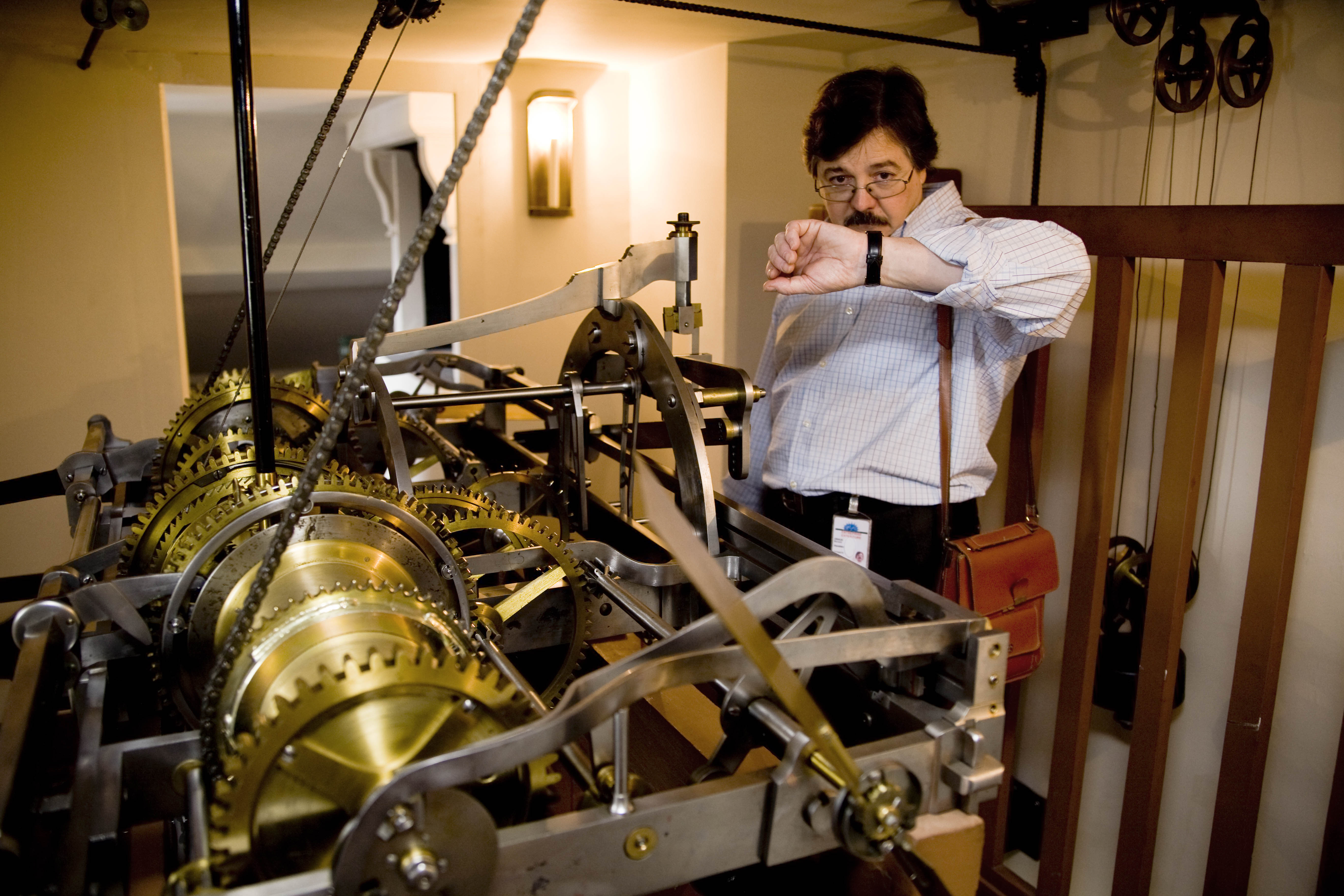 Monsieur Bernard Draux remonte les horloges du chateau de Versailles tous les lundi.
Ici il rgle le mcanisme de la graande horloge de faade du chateau en lisant l'heure sur sa montre.